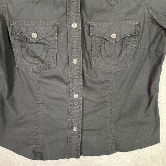 True Religion Woman Top Sz Medium Cropped Pearl Snaps Logo Pockets Raw Hem READ - Picture 4 of 14